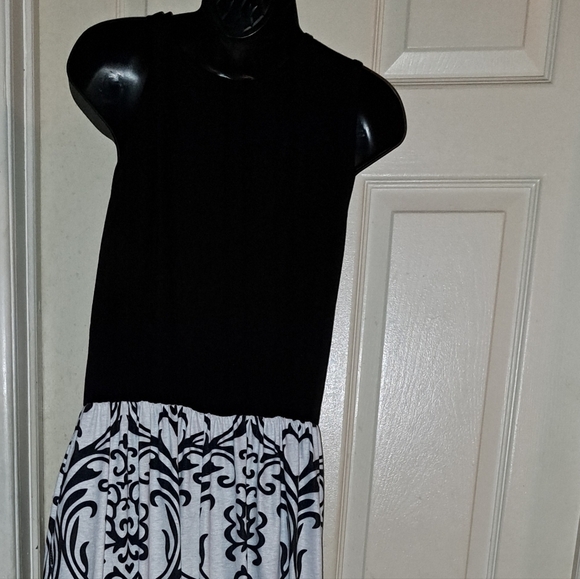 Black and white maxi dress size large - Picture 2 of 3